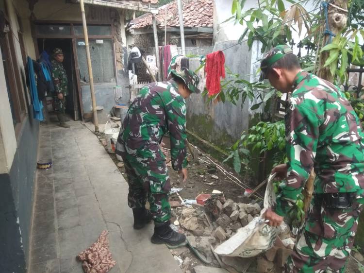 TNI Bantu Kesulitan Masyarakat Terdampak Bencana Gempa Sumedang
