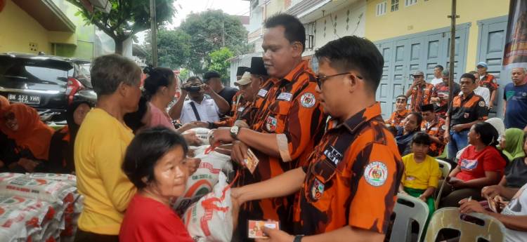Jumat Berkah, PAC Pemuda Pancasila Medan Denai Bagi-bagi Beras