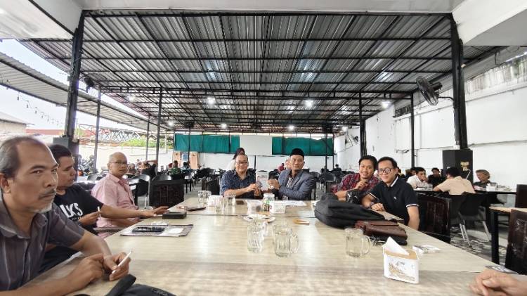 Silaturahmi Advokat, Eka Putra Zakran Hadiahkan Buku Inspiratif MBK Kepada Mahmud Irsad Lubis.