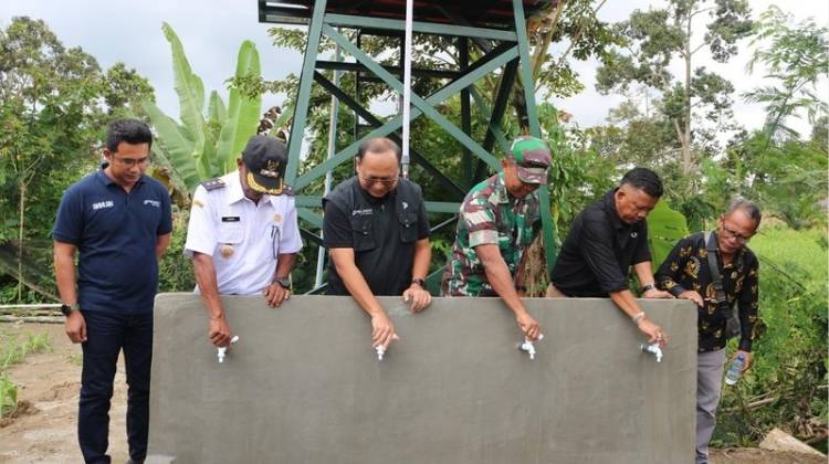 297 Keluarga di Desa Kasindir Nikmati Air Bersih Berkat Pelindo dan TNI AD