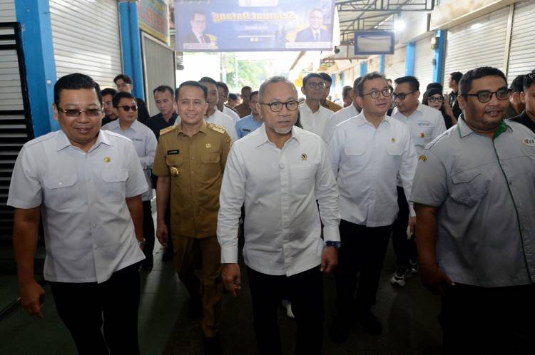 Pj Gubernur Sumut bersama Menko Pangan Zulhas Tinjau Harga Kebutuhan Pokok di Pasar Sei Sikambing