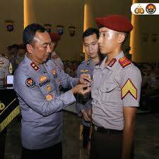 Kadivhumas Berikan Pin Brivet Kepada 10 Taruna Akpol Dengan Nilai Sertifikasi Kehumasan Terbaik