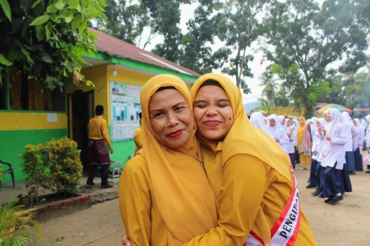 21 Tahun Mengabdi Jadi Pegawai Honorer, Astuti Lulus PPPK Bersama Putrinya