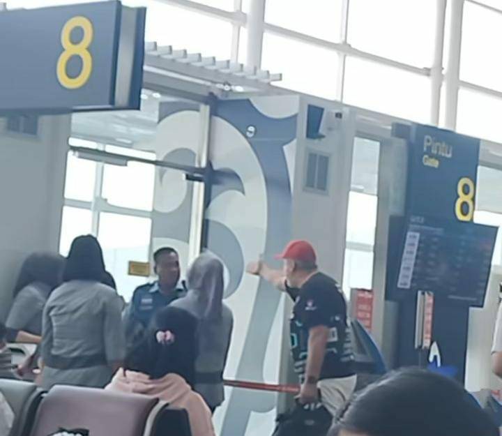 Penumpang Pesawat Asal Inggris Ngamuk di Bandara Kualanamu