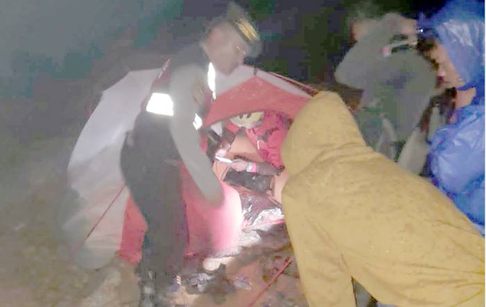 Polres Tanah Karo dan Basarnas Berhasil Evakuasi Pendaki Hipotermia di Gunung Sibayak