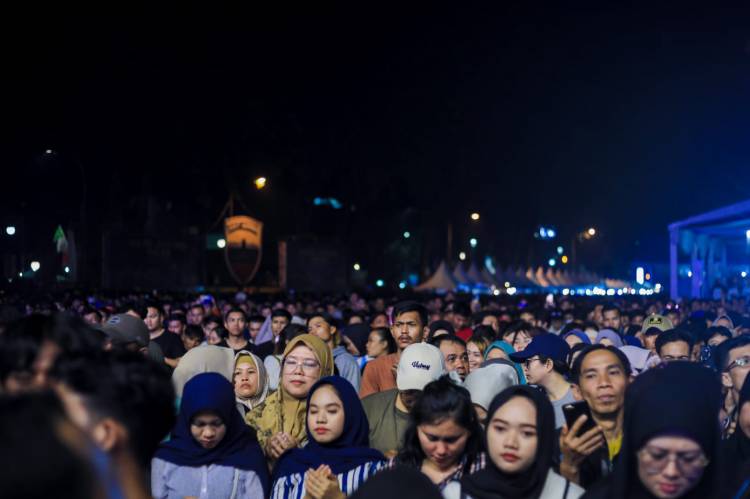 Belasan Ribu Warga Padati Lapangan Benteng Medan, Saksikan Semarak Tahun Baru 2025 dan Pesta Kembang Api