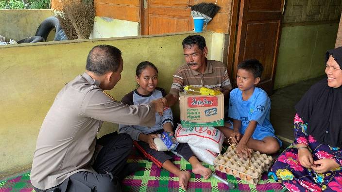Kapolsek Kutalimbaru Berikan Bantuan dan Semangat kepada Siswa Penyandang Disabilitas
