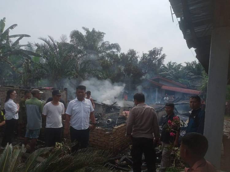Respon Cepat Polsek Tanah Jawa Tangani Kebakaran Rumah