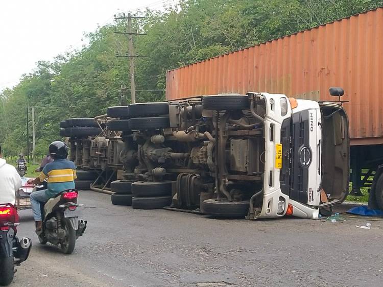 Duarrr !!! Ban Mobil Meledak, Truck Tronton Terbalik