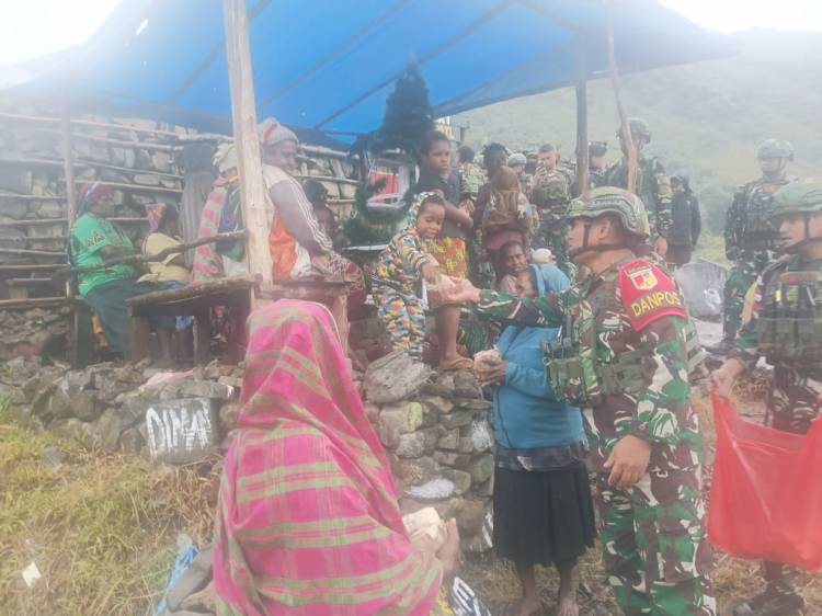 Pos Wuyuneri Satgas 715/Mtl Laksanakan Komsos dan Berbagi