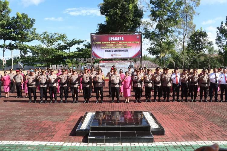 Kapolres Simalungun Pimpin Upacara Kenaikkan Pangkat 47 Personel dan Wisuda 4 Personel Purna Bakti