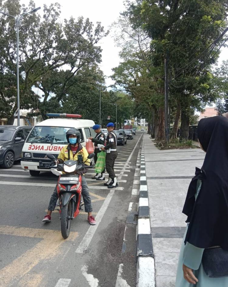 Awali Tahun Baru dengan Berkah: Dandenpom I/5 Medan dan Ketua Persit KCK Bagikan Kebahagiaan