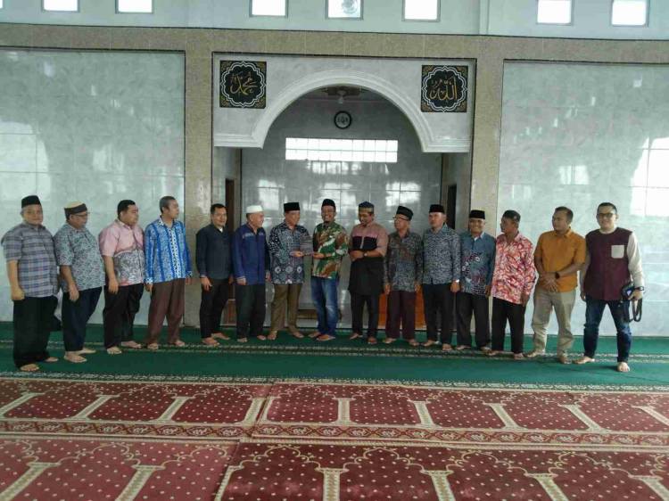 Pengajian IKBS, Eka Putra Zakran Serahkan Buku Kepada Sekjen MUI Sumut
