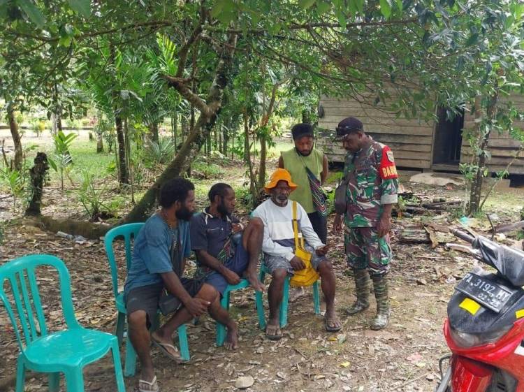 Babinsa 03/Kuala Kencana Ajak Warga Jaga Kamtibmas