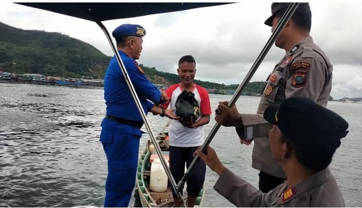 Polri Memberi Sembako Selain di Darat di Perairan Juga Salurkan
