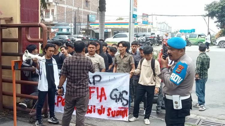 Massa Minta Polisi Tangkap Mafia Gas