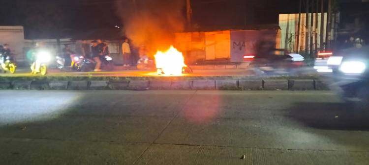 2 Kubu Suporter Sepak Bola Bentrok, Sepeda Motor Dibakar di SM Raja Depan Mapolda Sumut