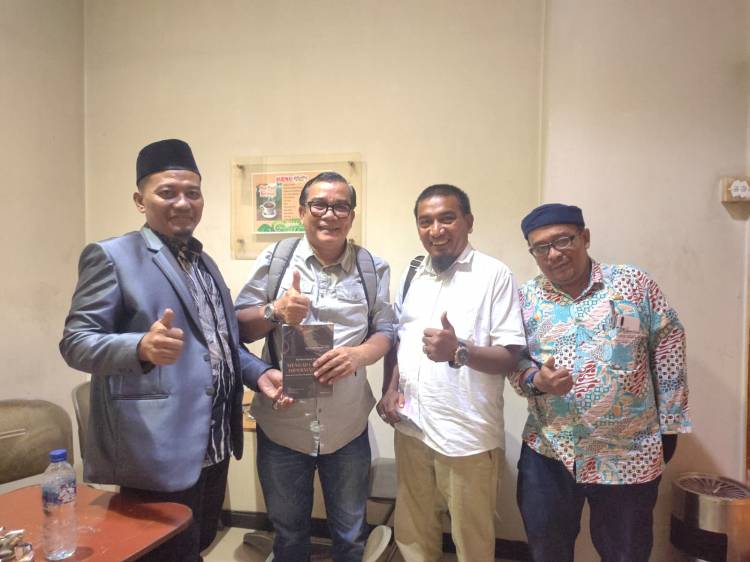 Kuliah Tatap Muka, Eka Putra Zakran Hadiahkan Buku Kepada Prof Dr. M. Ramadhan.