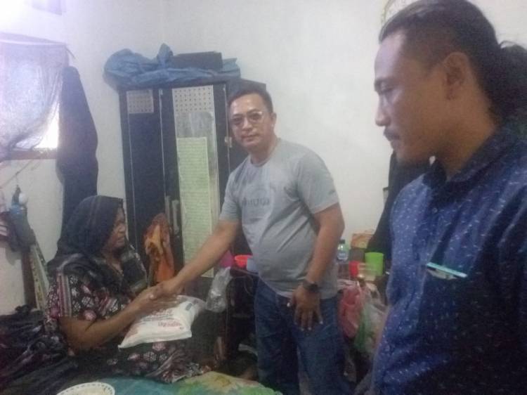 Butuh Uluran Tangan, Direktur Bumnag Didampingi Gamot Berikan Bantuan Sembako Dan Donasi Kepada Warga