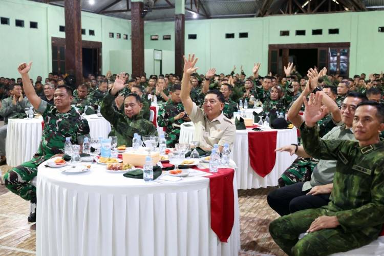 Panglima TNI Bersama Menhan RI Merayakan Malam Pergantian Tahun Bersama Ribuan Prajurit di Papua