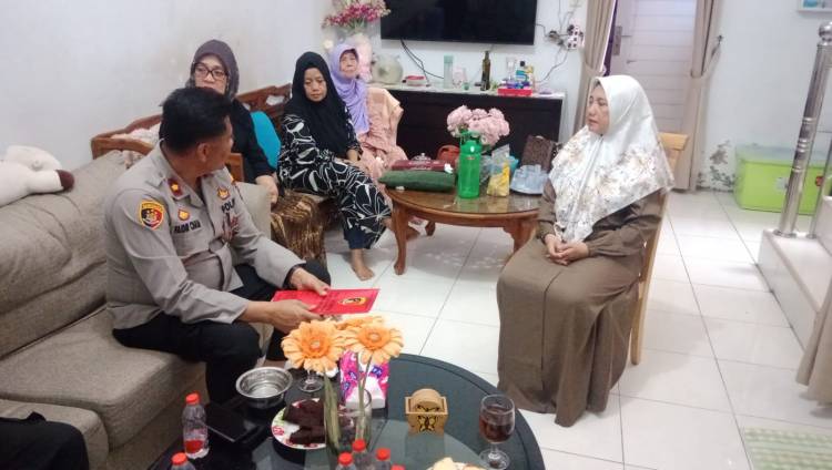 Kapolsek Patumbak memberikan Tali Asih Kepada keluarga Alm. Aiptu Amirsyah