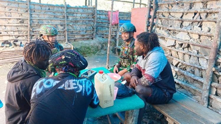 Satgas Yonif 715/Motuliato, Laksanakan Komsos dengan masyarakat