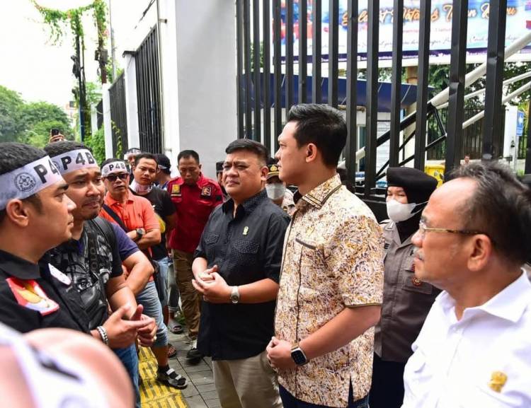 Pedagang Pasar Petisah Demo dan Ngadu ke DPRD Medan