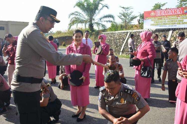 28 Personel Polres Labusel Naik Pangkat, AKBP Arfin Fachreza: Tingkatkan Pelayanan Kepada Masyarakat