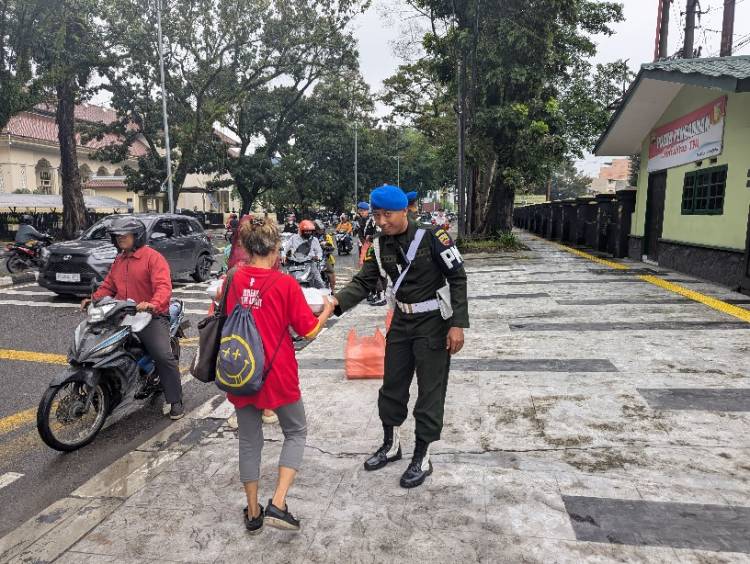 Denpom I/5 Medan dan Persit KCK Anak Ranting 5 Gelar Jumat Berkah, Berbagi Kebahagiaan di Jalan Letjen Suprapto