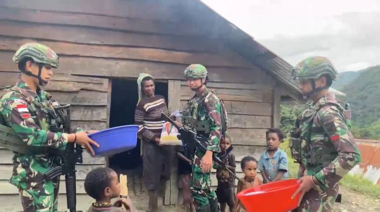Satgas Yonif 715/Motuliato bangun silaturahmi yang baik dengan masyarakat
