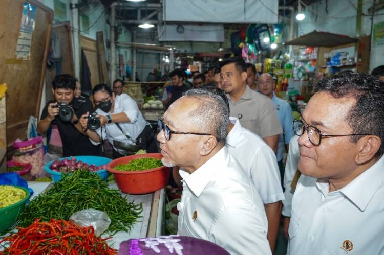 Dampingi Menko Bidang Pangan dan Mendag, Bobby Nasution Tinjau Harga Bahan Pokok Di Pasar Sei Sikambing