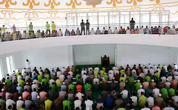 Jajaran Pemerintahan dan Warga Sergai Shalat Perdana di Mesjid Agung