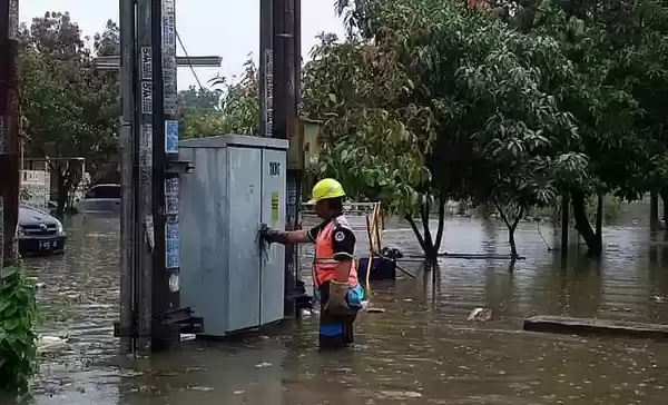 Hujan Turun Semalam, Petugas PLN Padamkan Aliran Listrik