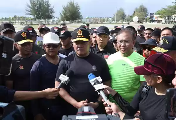 Pangkogasgabpad Olahraga Bersama Elemen Masyarakat di Pantai Piwang Natuna