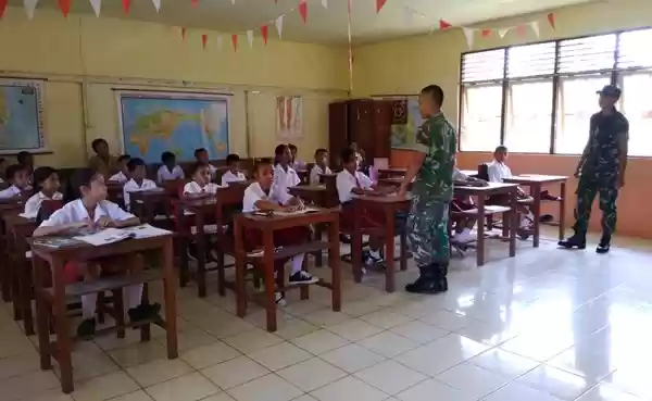 Isi Kekosongan Guru, Dua Prajurit Satgas Yonif RK 136/TS Berikan Materi Wasbang di SD Inpres