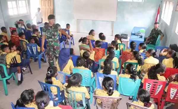 Satgas Yonif RK 136/TS Himbau Siswa SMP Negeri Mesiang Jauhi Miras
