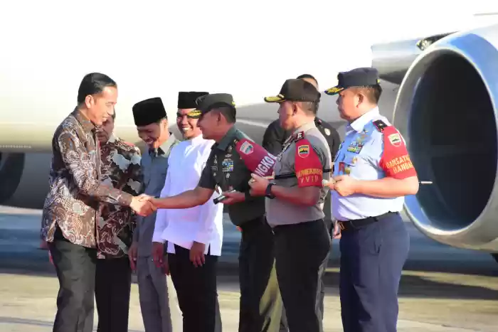 Pangdam I/BB Bersama Forkopimda Riau Sambut Kedatangan RI-1