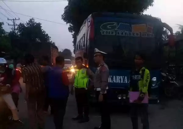 Diduga Rem Blong, Bus Karyawan Seruduk Pengendara Sepeda Motor