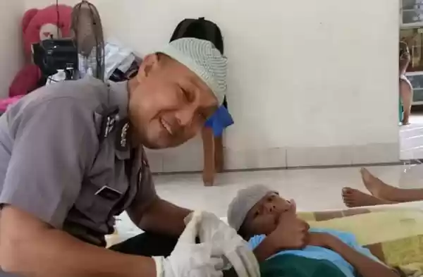 Bantu Warga, Aiptu Joni Hasibuan Beri Layanan Sunat Gratis