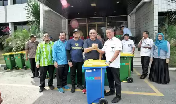 AkhyarTerima 50 Unit Tempat Sampah Dari PT BGR Medan