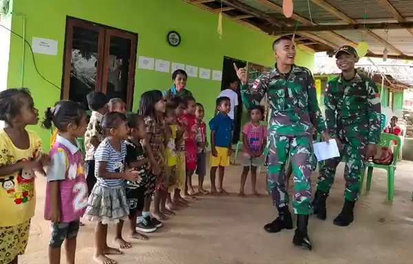 Satgas Pamtas RI-RDTL Yonif 132/BS Bantu Ngajar di Paud