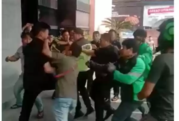 Abang Ojol dan Sekuriti Pusat Perbelanjaan di Medan Terlibat Baku Hantam