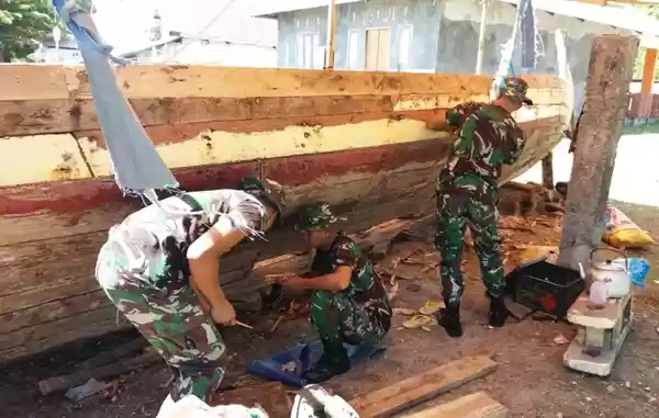 Puluhan Tahun Terdampar di Pantai, Prajurit Satgas Yonif RK 136/TS Perbaiki Perahu Milik Bapak Nawi