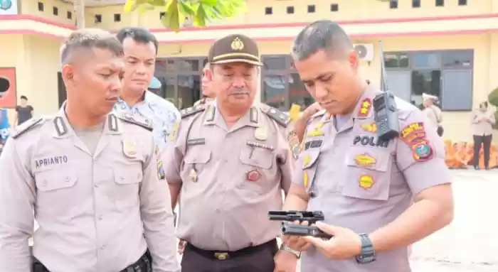 Kapolres Periksa Senpi Dinas Polres Tanjung Balai