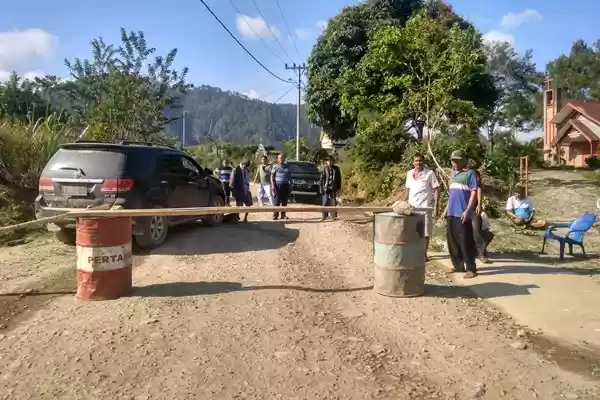 Desak PT TPL  Bertanggungjawab, Warga Desa Pardomuan Bulusilape Gelar Aksi Blokir Jalan
