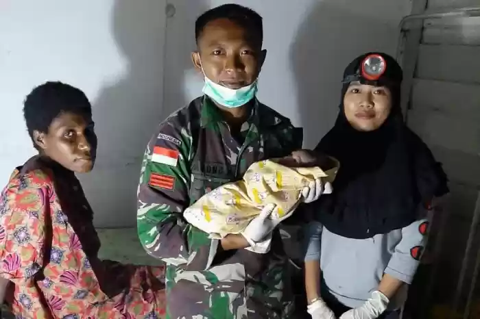 Prajurit TNI Bantu Proses Persalinan Warga di Perbatasan
