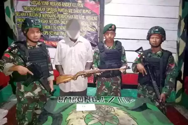 Mantan Simpatisan OPM Serahkan Senjata Kepada Satgas Yonif 411 Kostrad