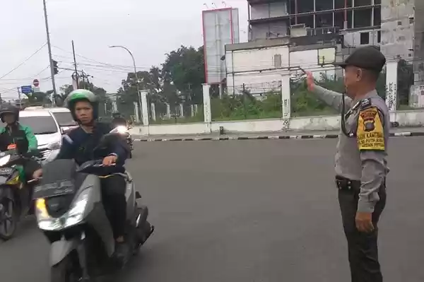 Urai Kemacetan di Jam Sibuk, Babinkamtibmas Polri Ini Dielukan Pengguna Jalan