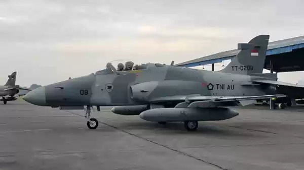 Gelegar Pesawat Tempur Hawk 100/200 di Langit Medan