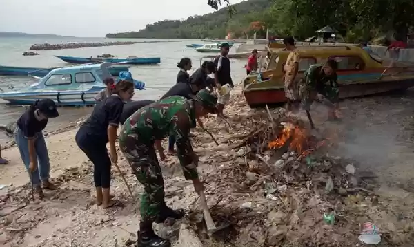 TNI dan Mahasiswa Bersihkan Pesisir Pantai Porto